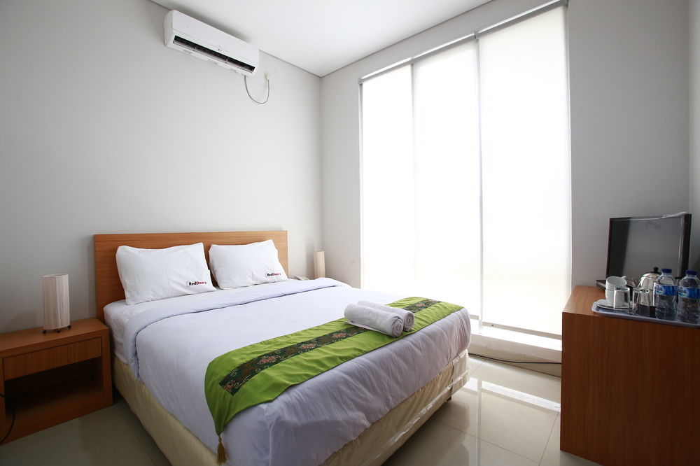 Reddoorz Plus Near Kelapa Dua Kebon Jeruk Jakarta Exteriér fotografie