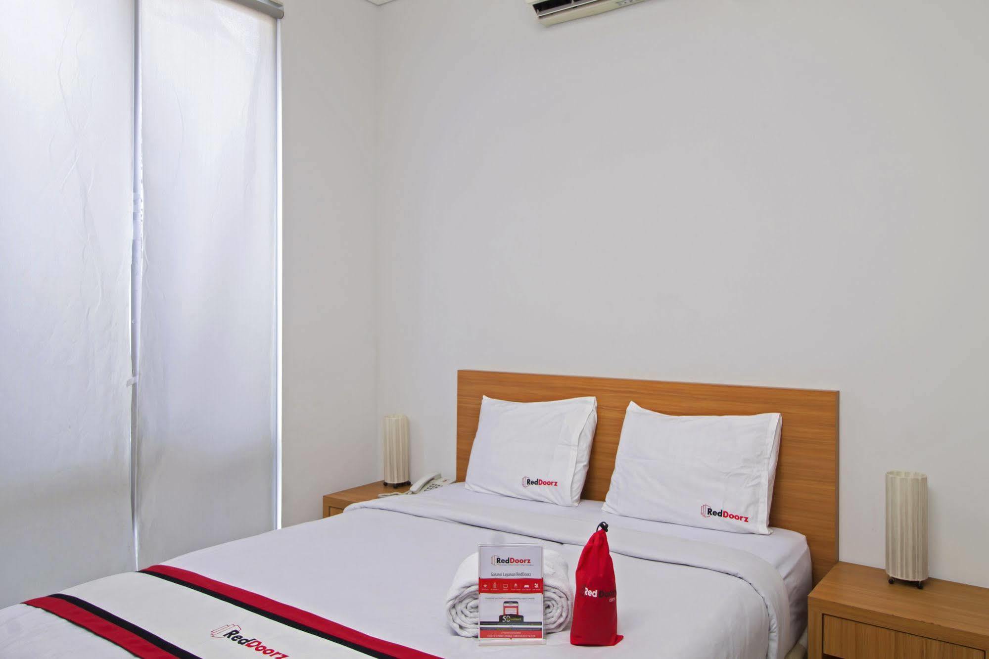 Reddoorz Plus Near Kelapa Dua Kebon Jeruk Jakarta Exteriér fotografie